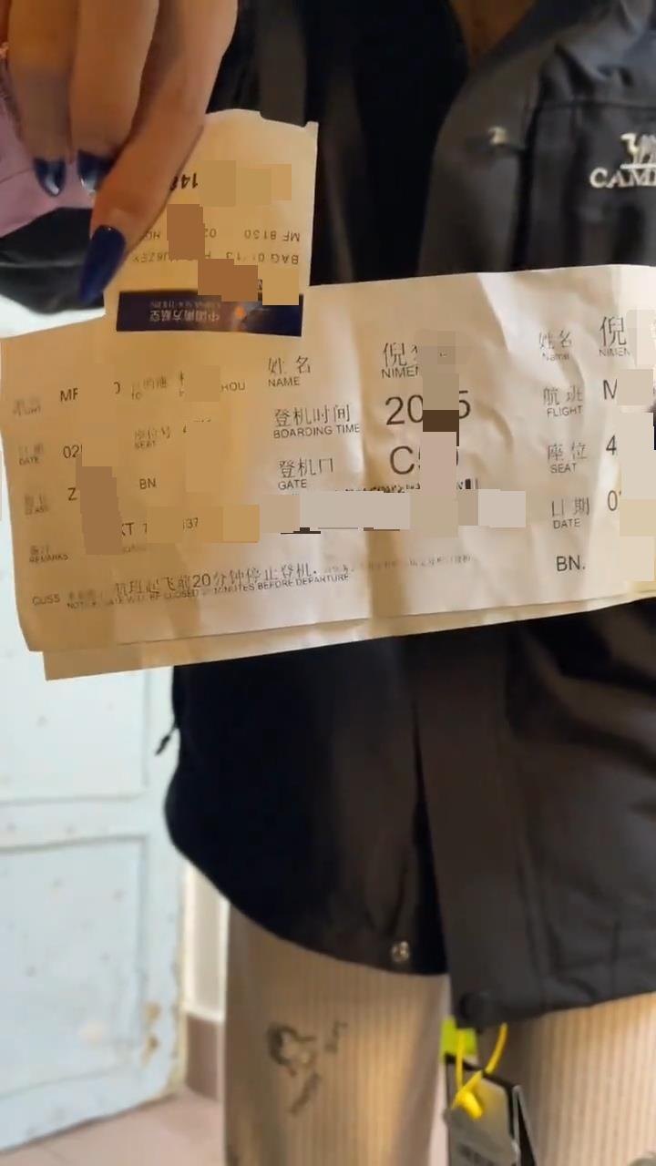 Mua áo khoá trên sàn TMĐT, người phụ nữ nhận hàng "mới cứng” nhưng thứ trong túi áo mới ngỡ ngàng: “Lần đầu gặp chuyện khó tin đến vậy…”- Ảnh 1.