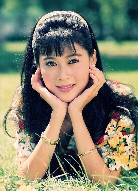 "Huyền thoại màn ảnh" Diễm Hương về Việt Nam: Nhan sắc tuổi U60 gây bão, làm mẹ 4 con ở nước ngoài- Ảnh 5.