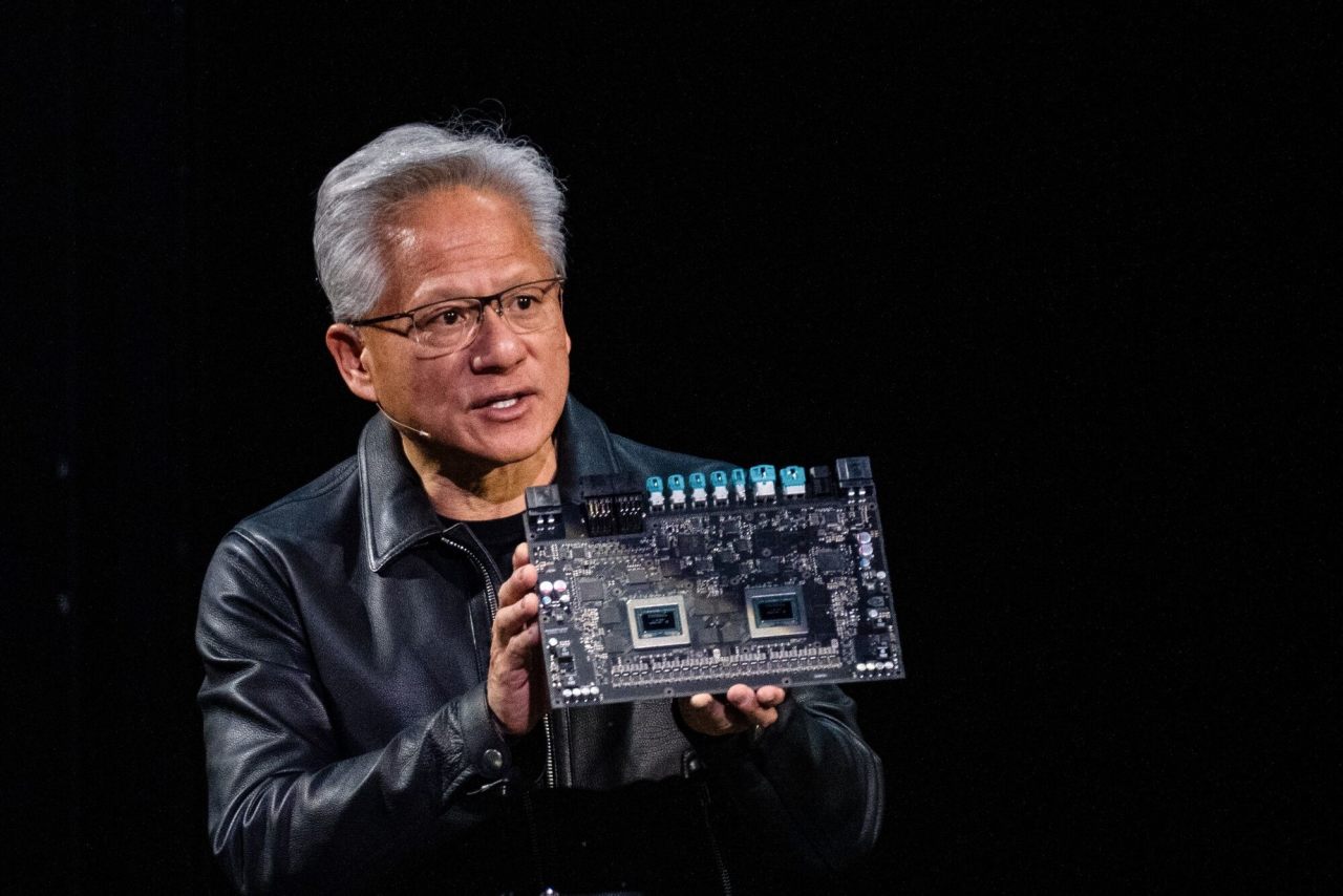 NVIDIA công bố doanh thu tăng cao kỷ lục 62%, CEO Jensen Huang tuyên bố "Không có bong bóng AI"- Ảnh 2.