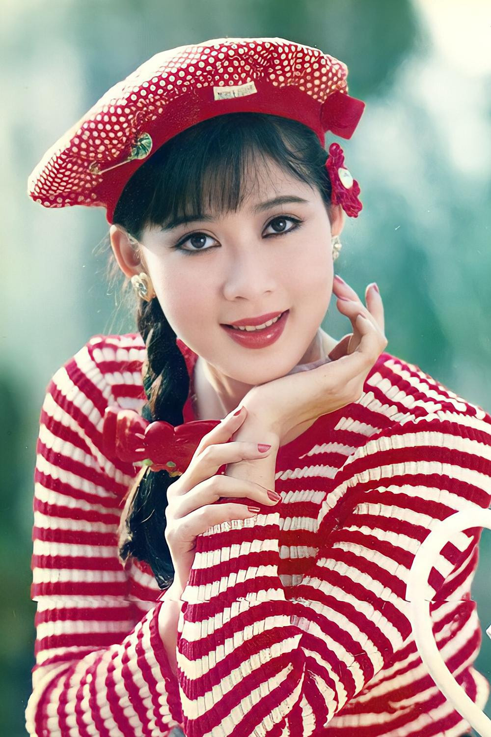 "Huyền thoại màn ảnh" Diễm Hương về Việt Nam: Nhan sắc tuổi U60 gây bão, làm mẹ 4 con ở nước ngoài- Ảnh 3.