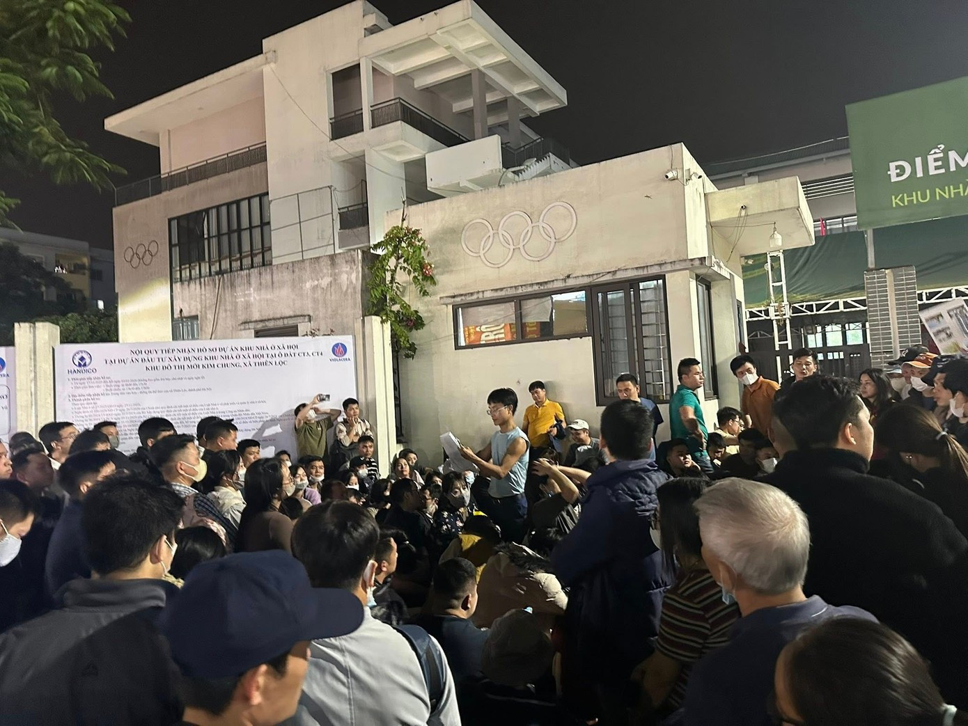 Bộ Xây dựng yêu cầu kéo dài thời gian tiếp nhận mua nhà xã hội nếu người nộp đông- Ảnh 1.