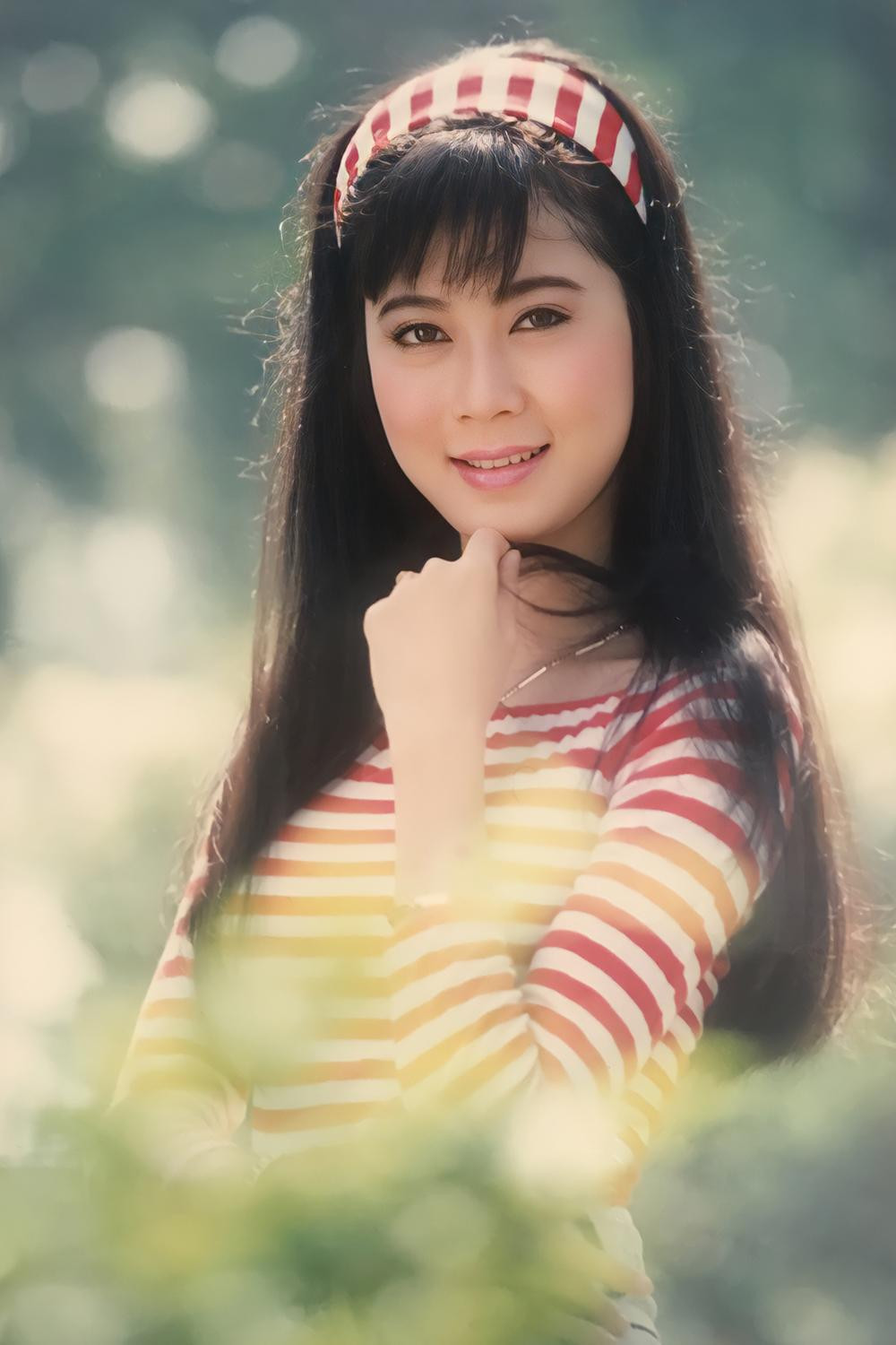 "Huyền thoại màn ảnh" Diễm Hương về Việt Nam: Nhan sắc tuổi U60 gây bão, làm mẹ 4 con ở nước ngoài- Ảnh 4.