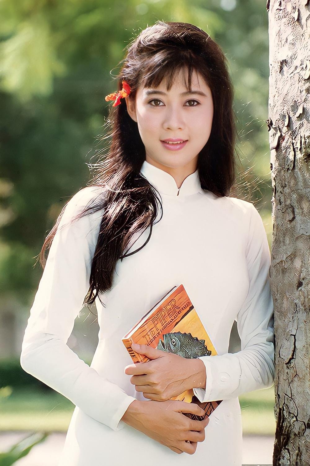 "Huyền thoại màn ảnh" Diễm Hương về Việt Nam: Nhan sắc tuổi U60 gây bão, làm mẹ 4 con ở nước ngoài- Ảnh 7.