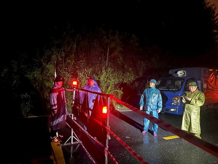 Đèo Mimosa ở Lâm Đồng đứt gãy làm đôi, xe khách 45 chỗ dừng ngay trước miệng vực- Ảnh 4.