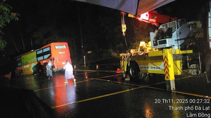Đèo Mimosa ở Lâm Đồng đứt gãy làm đôi, xe khách 45 chỗ dừng ngay trước miệng vực- Ảnh 1.