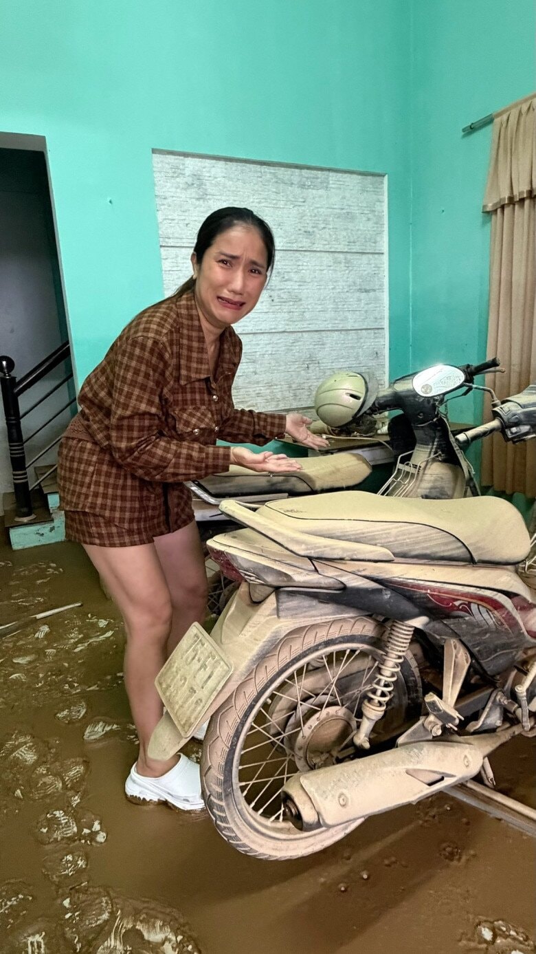 Nhà sao Vbiz ngập bùn đất sau lũ: Cả gia đình tất bật dọn dẹp, thiệt hại 2 xe máy- Ảnh 7.