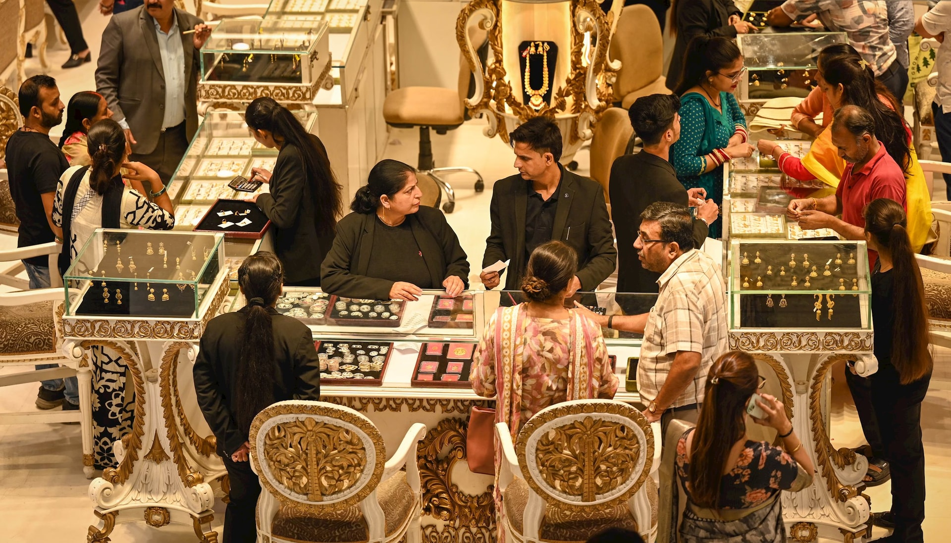 Chỉ trong 3 tháng, một nhóm người đã mua 1.300 tấn vàng- Ảnh 1.