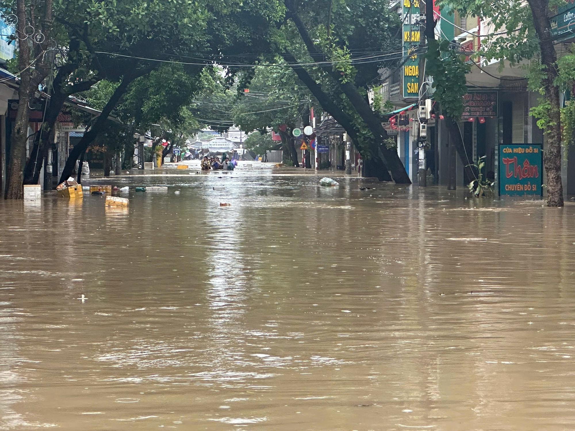 Ngập sâu trong lũ lịch sử, Đông Đắk Lắk ít nhất 7 người chết, 2 người mất tích- Ảnh 1.