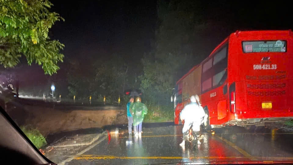 Cận cảnh đáng sợ khi đèo Mimosa bị sạt lở "cắt" đứt đôi- Ảnh 2. Cận cảnh đáng sợ khi đèo Mimosa bị sạt lở "cắt" đứt đôi- Ảnh 2.