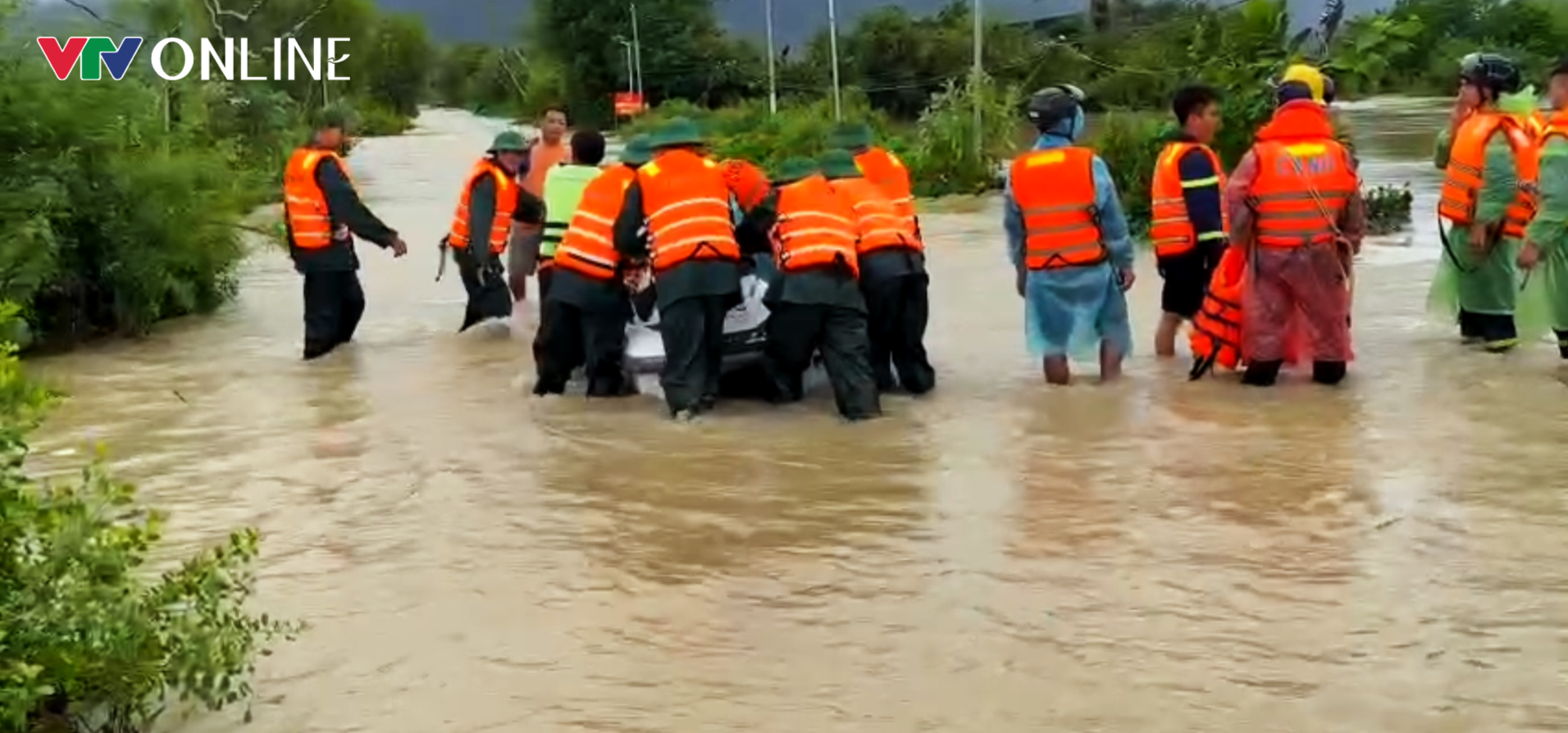 Liên tiếp 3 đợt lũ lịch sử ở miền Trung: Nguyên nhân do đâu?- Ảnh 1.