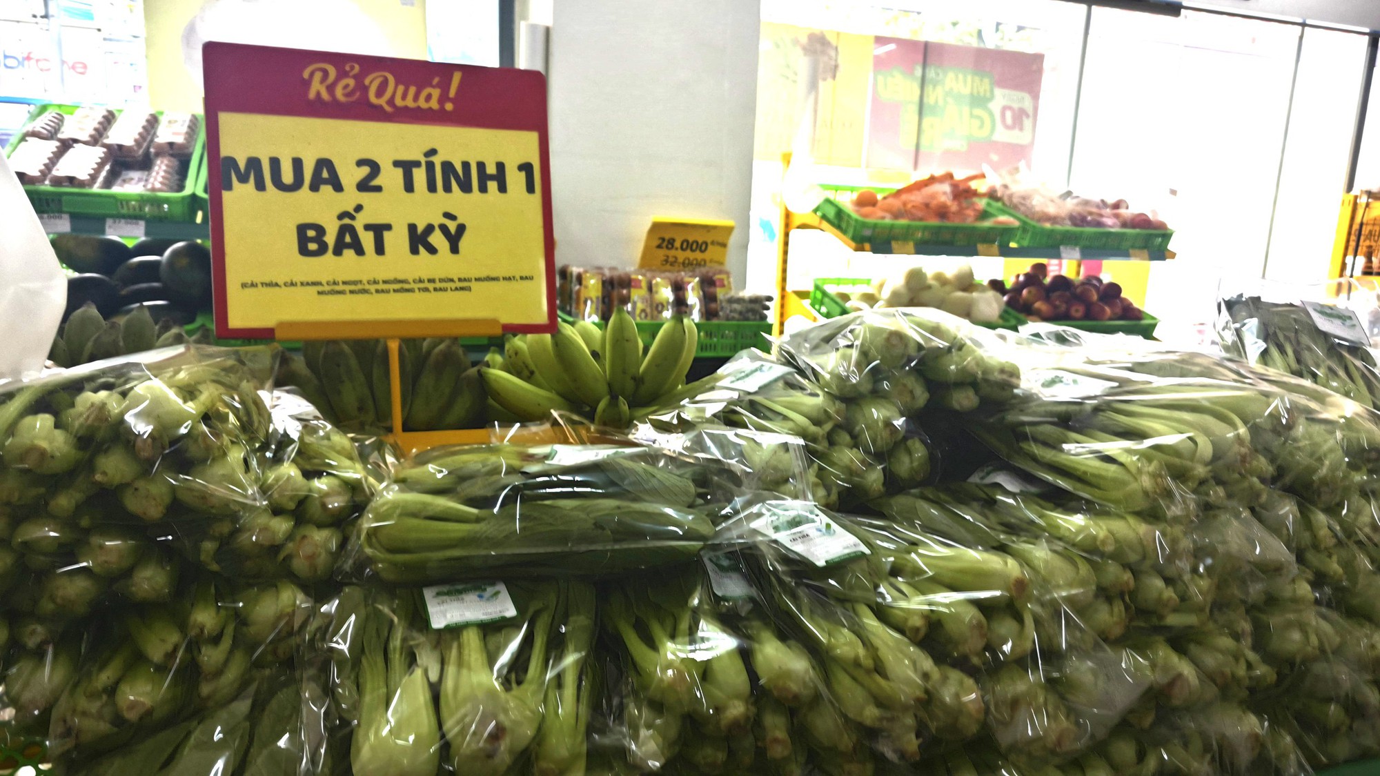 Bất ngờ: Rau siêu thị rẻ hơn chợ truyền thống gần một nửa- Ảnh 1. Bất ngờ: Rau siêu thị rẻ hơn chợ truyền thống gần một nửa- Ảnh 1.