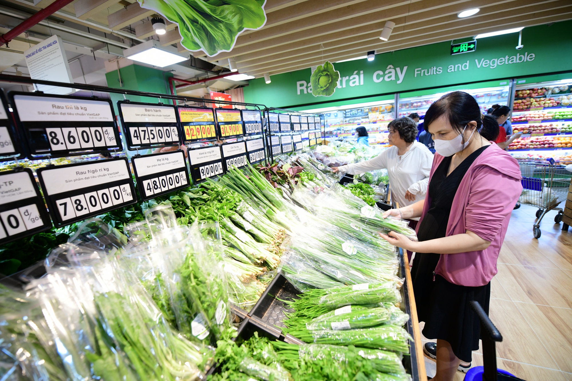 Bất ngờ: Rau siêu thị rẻ hơn chợ truyền thống gần một nửa- Ảnh 5. Bất ngờ: Rau siêu thị rẻ hơn chợ truyền thống gần một nửa- Ảnh 5.