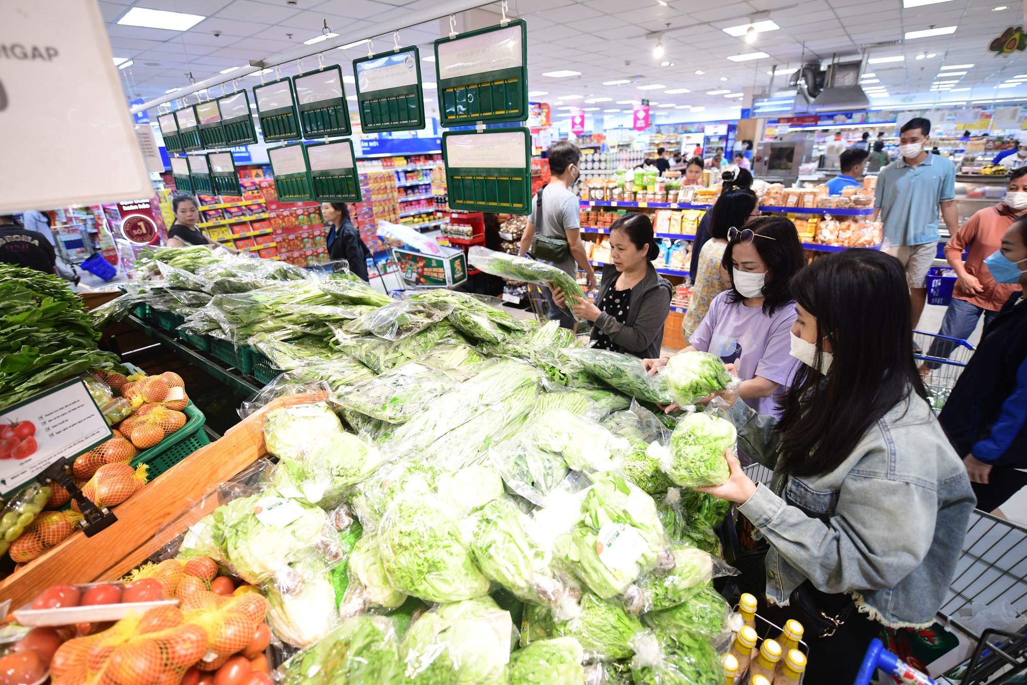 Bất ngờ: Rau siêu thị rẻ hơn chợ truyền thống gần một nửa- Ảnh 4. Bất ngờ: Rau siêu thị rẻ hơn chợ truyền thống gần một nửa- Ảnh 4.