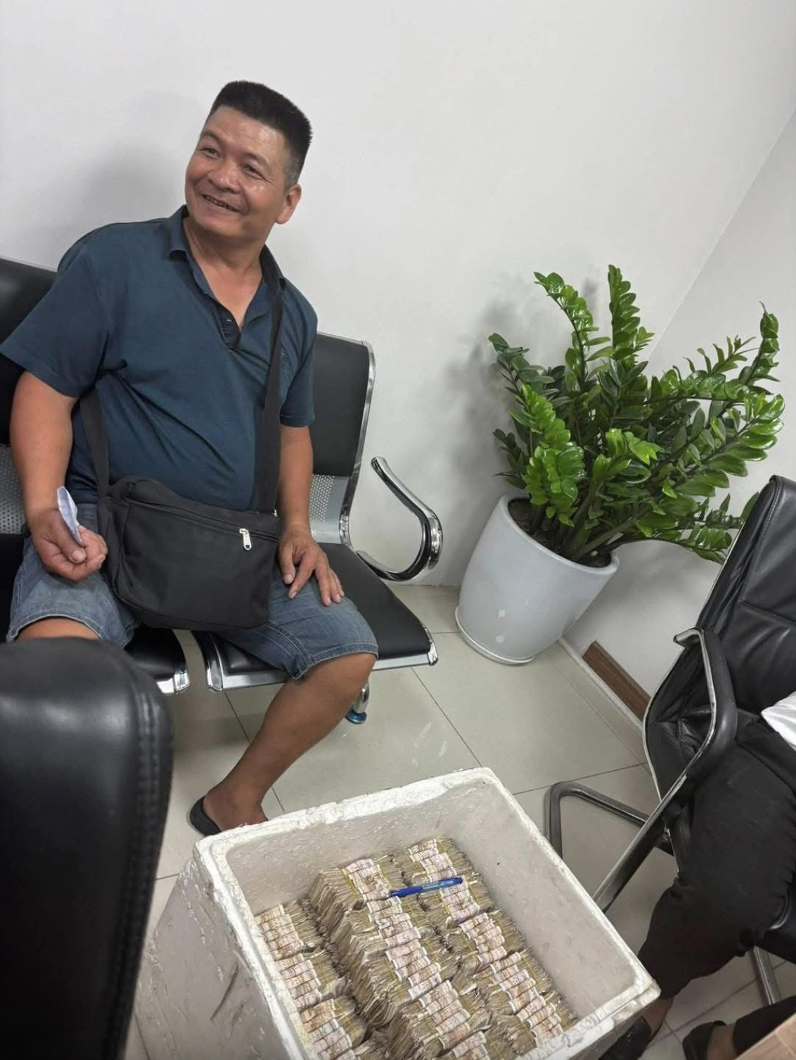 Khách mang đầy một bàn tiền lẻ đi mua ô tô ở Lạng Sơn: Tổng số tiền gây Khách mang đầy một bàn tiền lẻ đi mua ô tô ở Lạng Sơn: Tổng số tiền gây