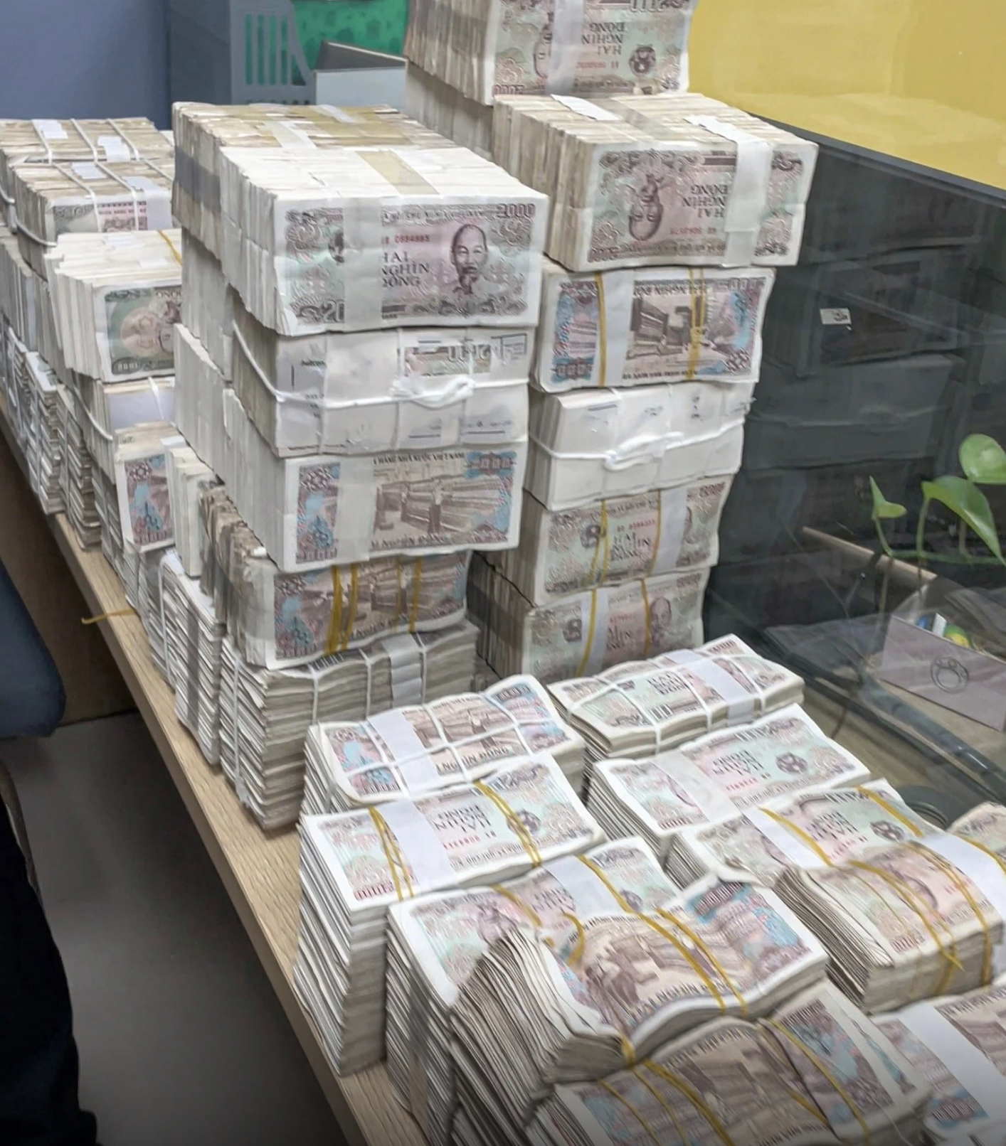 Khách mang đầy một bàn tiền lẻ đi mua ô tô ở Lạng Sơn: Tổng số tiền gây Khách mang đầy một bàn tiền lẻ đi mua ô tô ở Lạng Sơn: Tổng số tiền gây