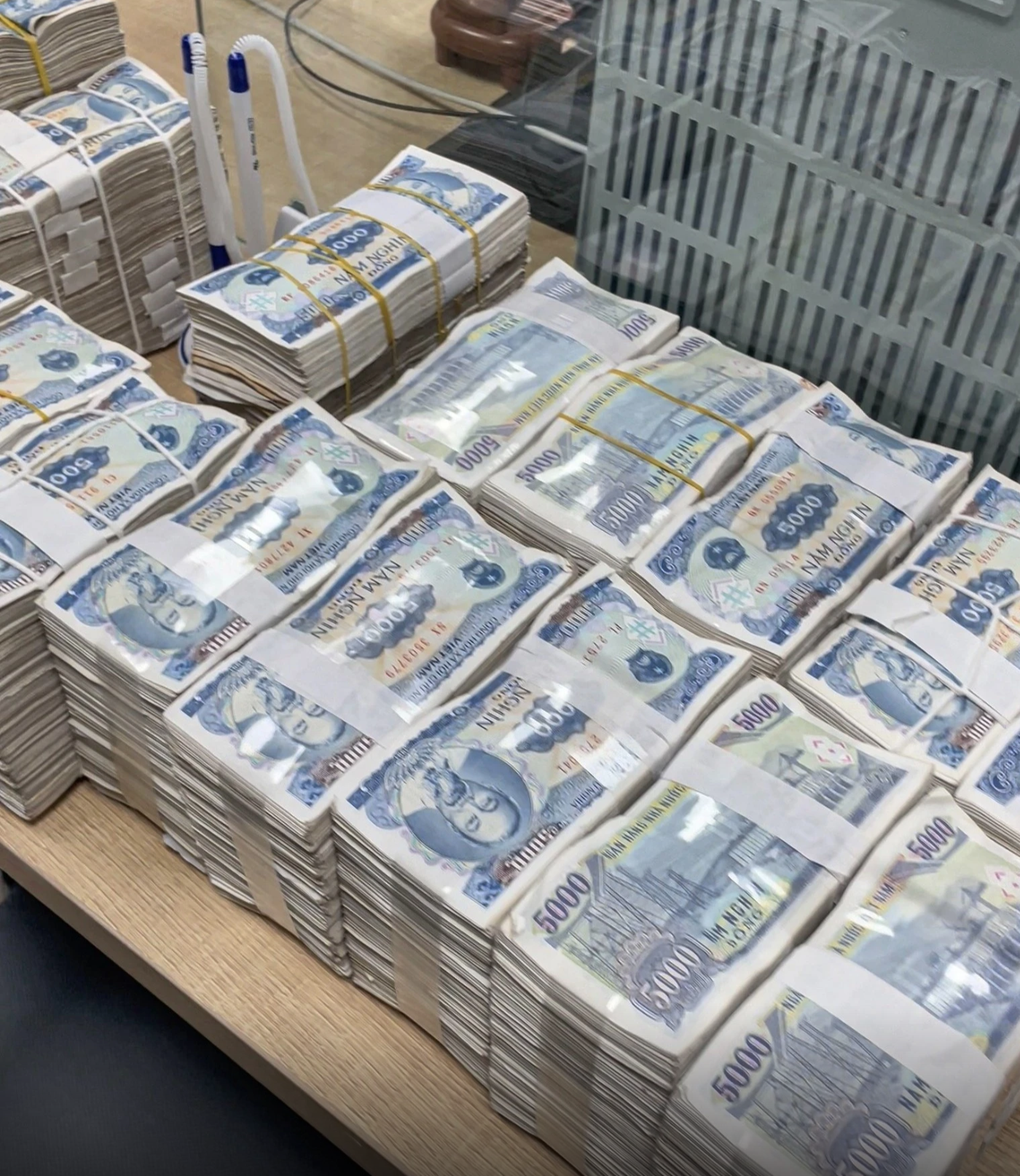 Khách mang đầy một bàn tiền lẻ đi mua ô tô ở Lạng Sơn: Tổng số tiền gây Khách mang đầy một bàn tiền lẻ đi mua ô tô ở Lạng Sơn: Tổng số tiền gây