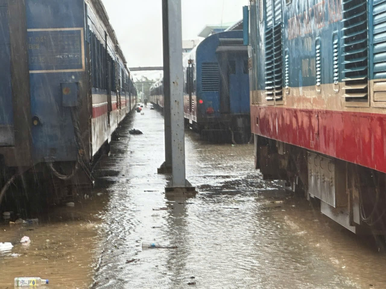 Tình huống khó quên của 2 khách Tây đi tàu bị mắc kẹt trong mưa lũ- Ảnh 2.