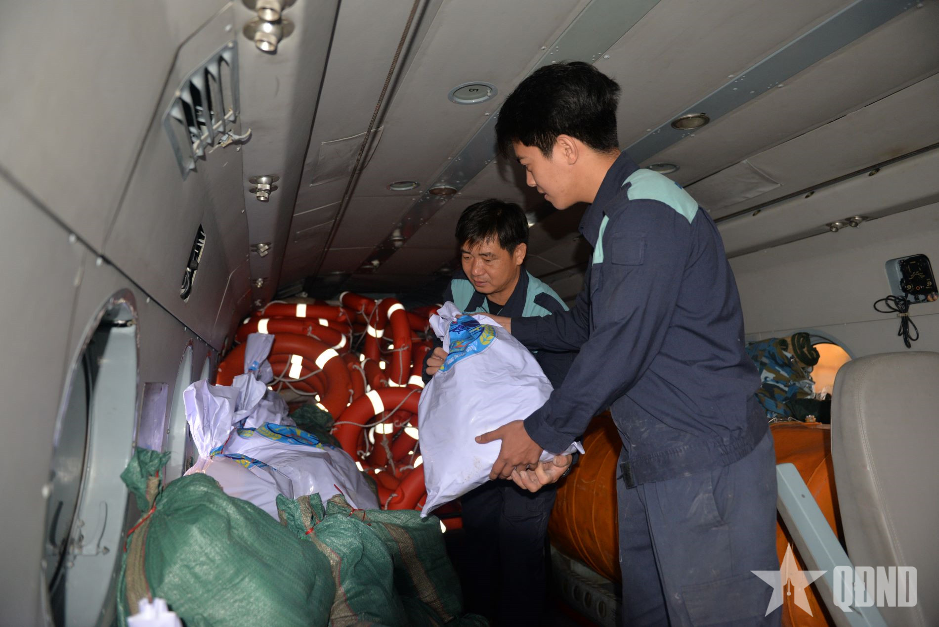 Trực thăng quân đội sẵn sàng bay cứu hộ, cứu nạn các tỉnh Nam Trung Bộ- Ảnh 3.