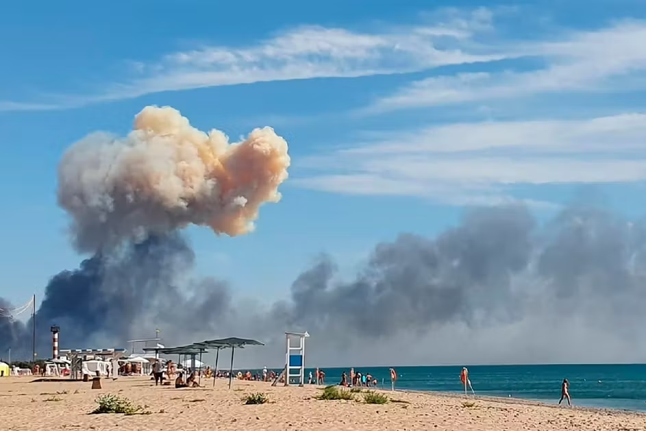 Loạt vụ nổ rung chuyển Crimea, Nga phóng "bão" tên lửa- Ảnh 1.
