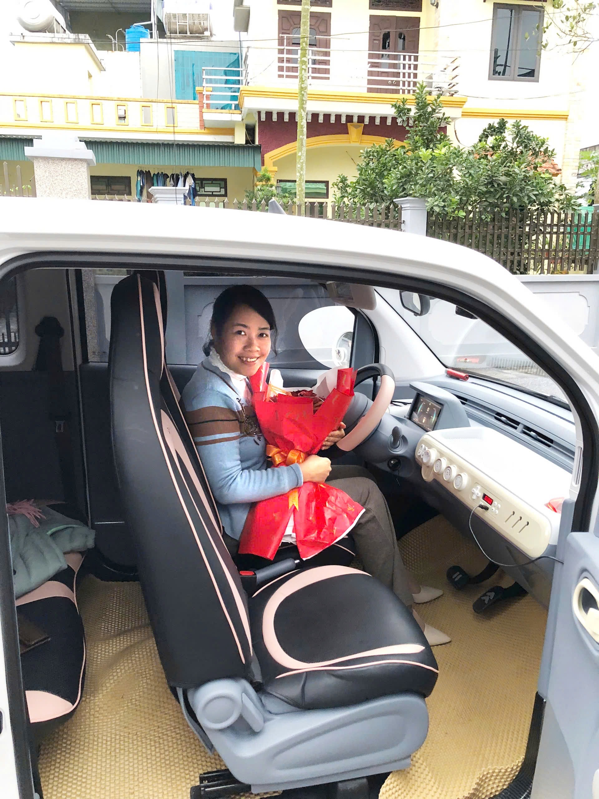 Cô giáo tìm thấy 'nhịp sống mới' mỗi ngày đến lớp với xe điện Bestune Xiaoma- Ảnh 2.