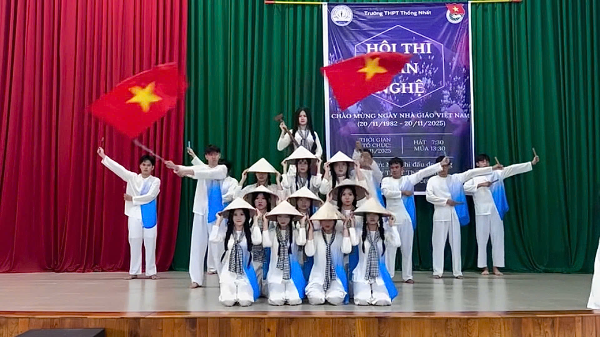 9,3 triệu người thán phục trước tiết mục văn nghệ được coi là ĐỈNH nhất dịp 20/11 năm nay- Ảnh 5.