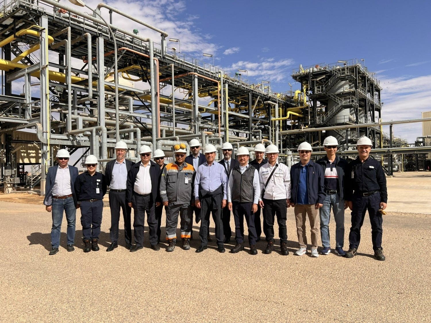 Từ trồng chè tới sản xuất chip: Thủ tướng kêu gọi doanh nghiệp Việt đầu tư vào nền kinh tế 260 tỷ USD- Ảnh 2.