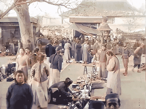 Video AI phục dựng cuộc sống thật tại Bắc Kinh thời nhà Thanh: Quá ngỡ ngàng!- Ảnh 2.