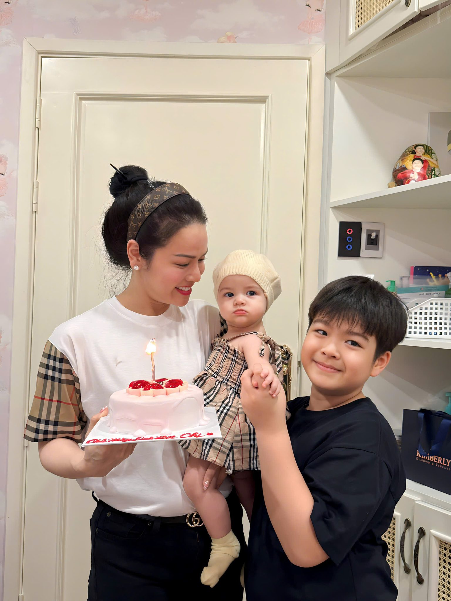 Mẹ đơn thân giàu nhất nhì showbiz: Sợ hôn nhân, 40 tuổi một mình sinh con, sống trong biệt thự 20 tỷ- Ảnh 10.