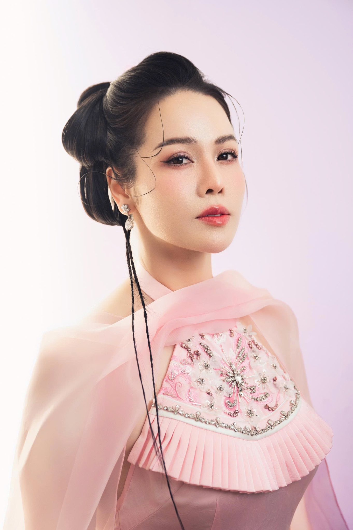 Mẹ đơn thân giàu nhất nhì showbiz: Sợ hôn nhân, 40 tuổi một mình sinh con, sống trong biệt thự 20 tỷ- Ảnh 1.