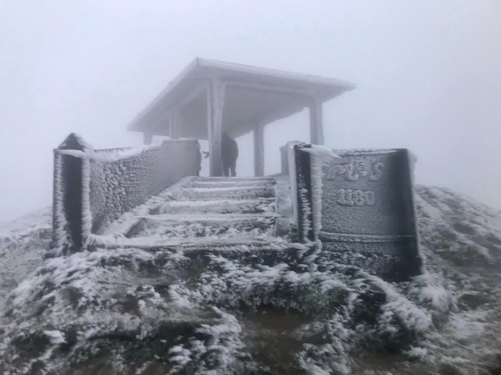 Miền Bắc đã xuất hiện băng giá sớm: Không phải ở Fansipan, đây cũng là điểm du lịch nổi tiếng Việt Nam- Ảnh 4. Miền Bắc đã xuất hiện băng giá sớm: Không phải ở Fansipan, đây cũng là điểm du lịch nổi tiếng Việt Nam- Ảnh 4.