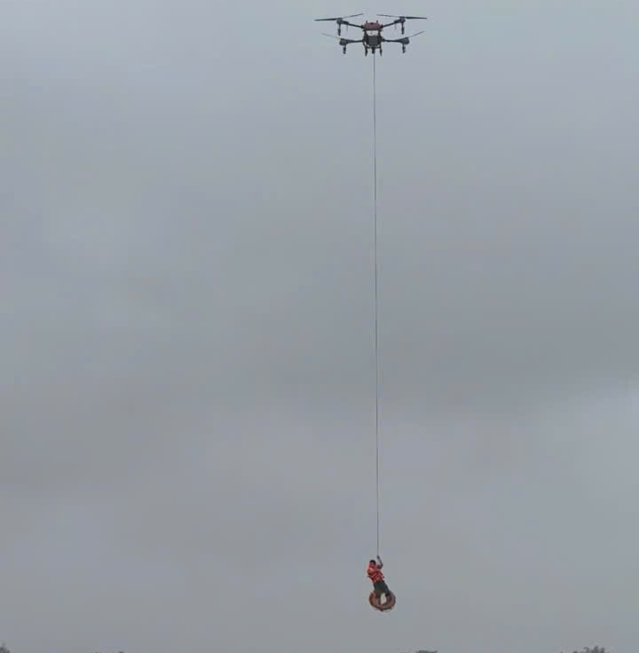 CLIP: Dùng máy bay không người lái cứu 1 người bị lật thuyền- Ảnh 1. CLIP: Dùng máy bay không người lái cứu 1 người bị lật thuyền- Ảnh 1.