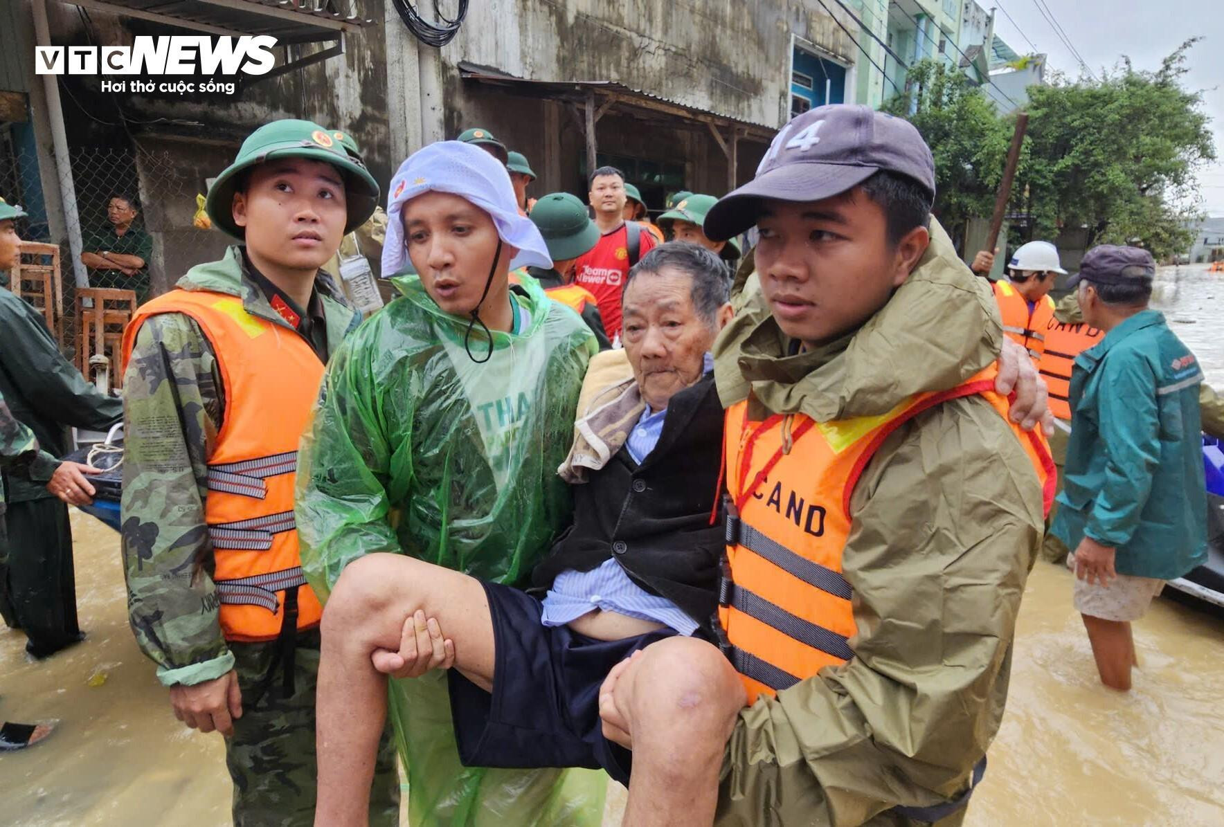 Toàn cảnh mưa lũ Nam Trung bộ: Hàng vạn nhà ngập sâu, dân dỡ ngói ngoi lên cầu cứu- Ảnh 6.