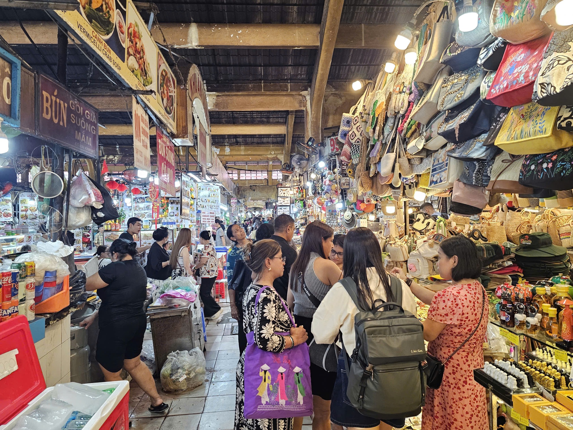 Hộ kinh doanh chật vật chuyển đổi thuế (*): Nhiều cơ quan vào cuộc hỗ trợ- Ảnh 1. Hộ kinh doanh chật vật chuyển đổi thuế (*): Nhiều cơ quan vào cuộc hỗ trợ- Ảnh 1.