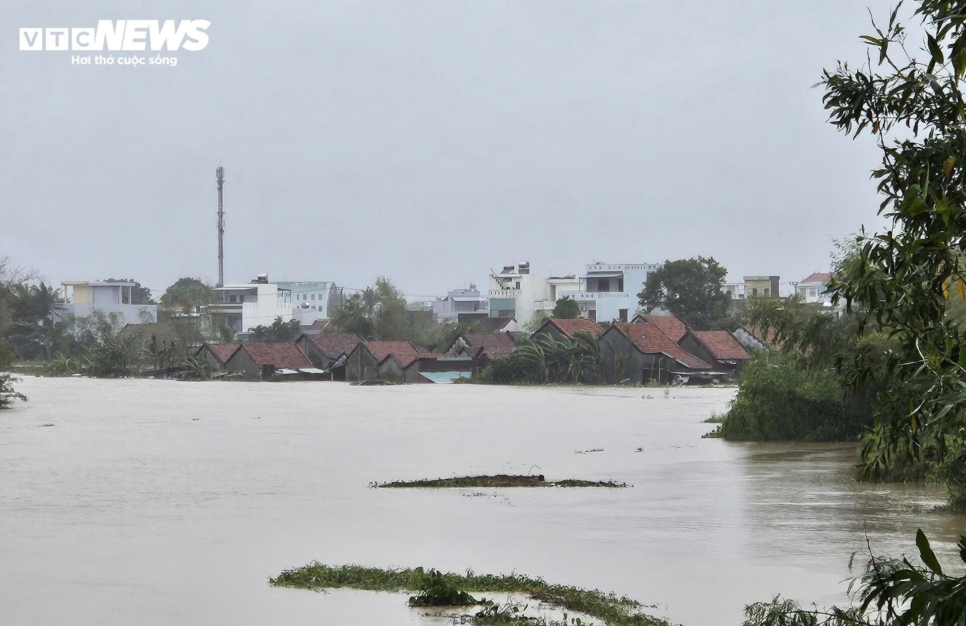 Toàn cảnh mưa lũ Nam Trung bộ: Hàng vạn nhà ngập sâu, dân dỡ ngói ngoi lên cầu cứu- Ảnh 3.