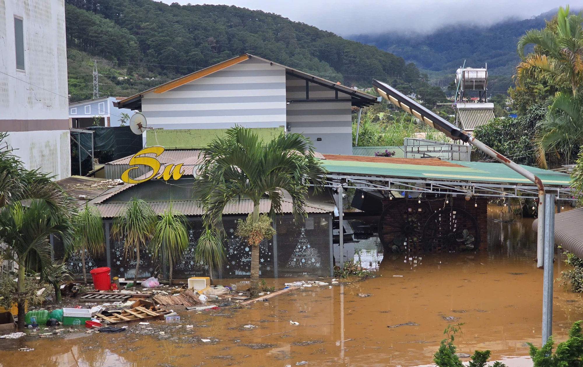 Lâm Đồng khẩn trương khắc phục sạt lở những tuyến đèo huyết mạch- Ảnh 1.