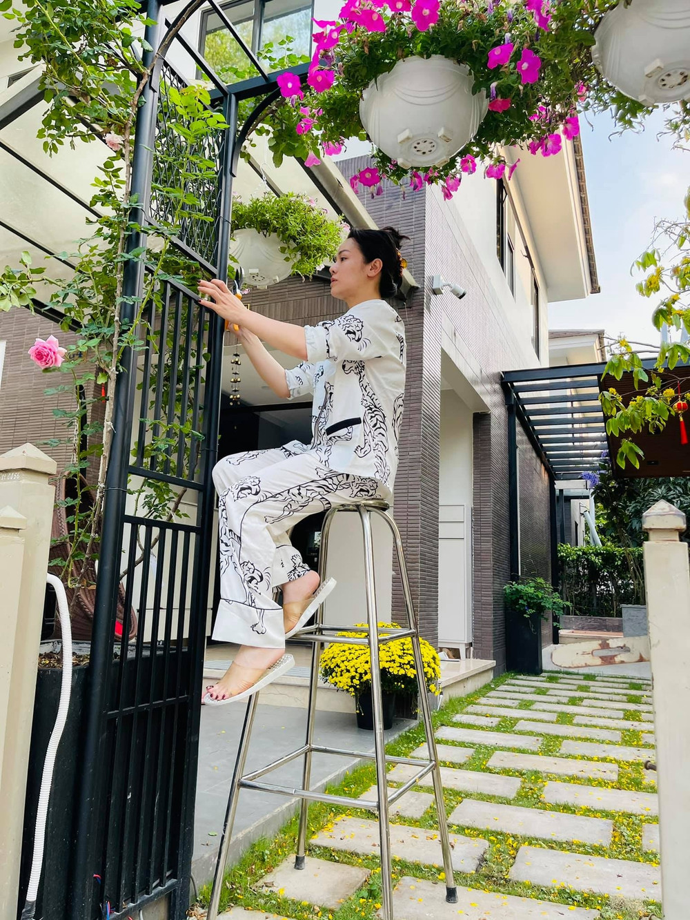 Mẹ đơn thân giàu nhất nhì showbiz: Sợ hôn nhân, 40 tuổi một mình sinh con, sống trong biệt thự 20 tỷ- Ảnh 5.