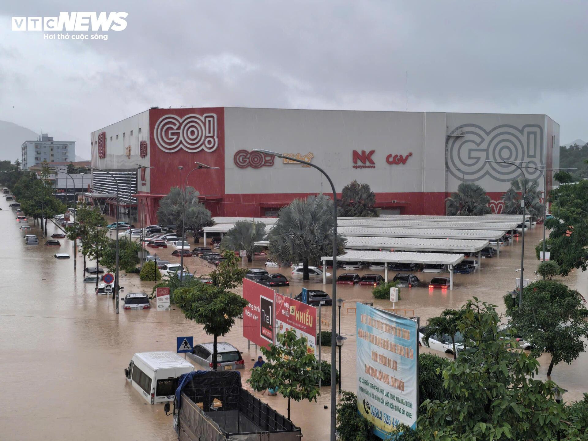 Toàn cảnh mưa lũ Nam Trung bộ: Hàng vạn nhà ngập sâu, dân dỡ ngói ngoi lên cầu cứu- Ảnh 2.