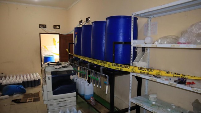 Đột kích một cơ sở in lụa, công an bất ngờ tóm gọn đường dây sản xuất nước giặt giả, tịch thu hàng trăm can nhựa chứa hóa chất cùng máy trộn công nghiệp- Ảnh 1.