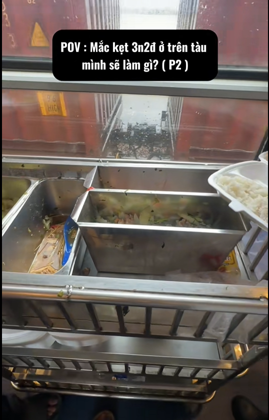 3 ngày 2 đêm kẹt trên tàu Quảng Ngãi - TP.HCM ngày lũ lụt: Có những ấm áp rất Việt Nam!- Ảnh 5.