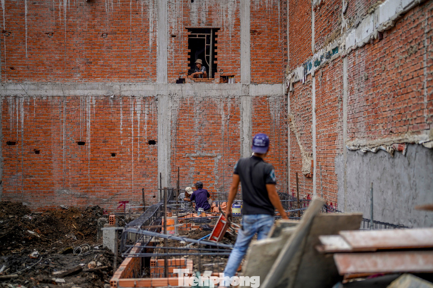 Người dân tháo dỡ nhà cửa, giao mặt bằng thi công cầu Nguyễn Khoái- Ảnh 15.