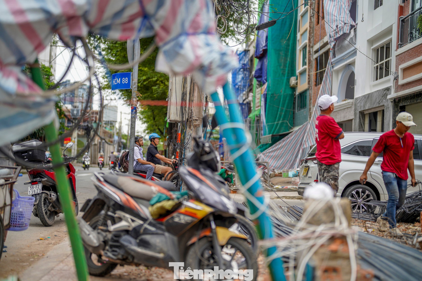 Người dân tháo dỡ nhà cửa, giao mặt bằng thi công cầu Nguyễn Khoái- Ảnh 17.
