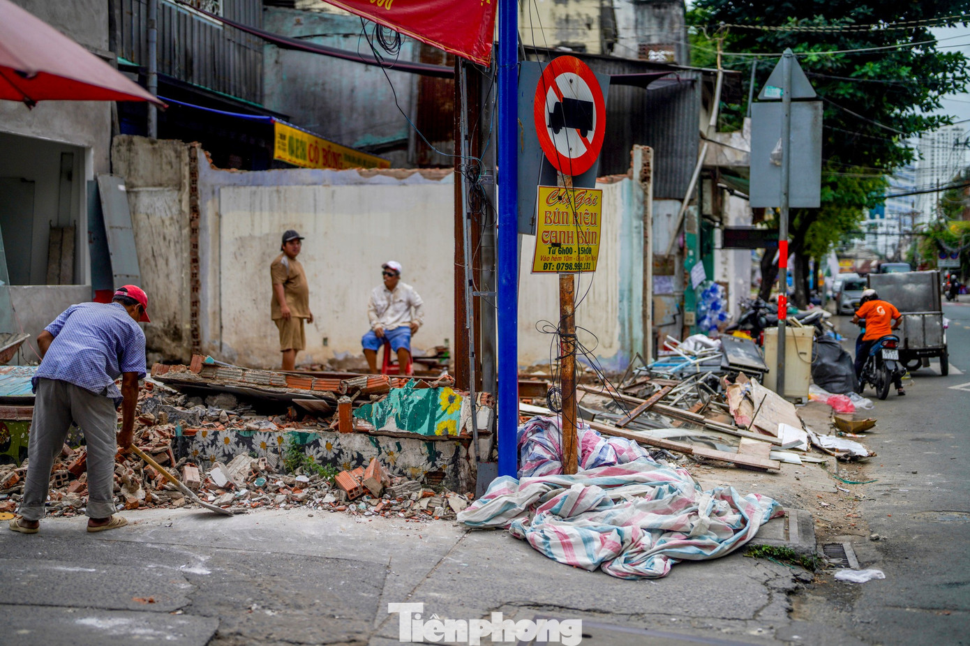 Người dân tháo dỡ nhà cửa, giao mặt bằng thi công cầu Nguyễn Khoái- Ảnh 18.