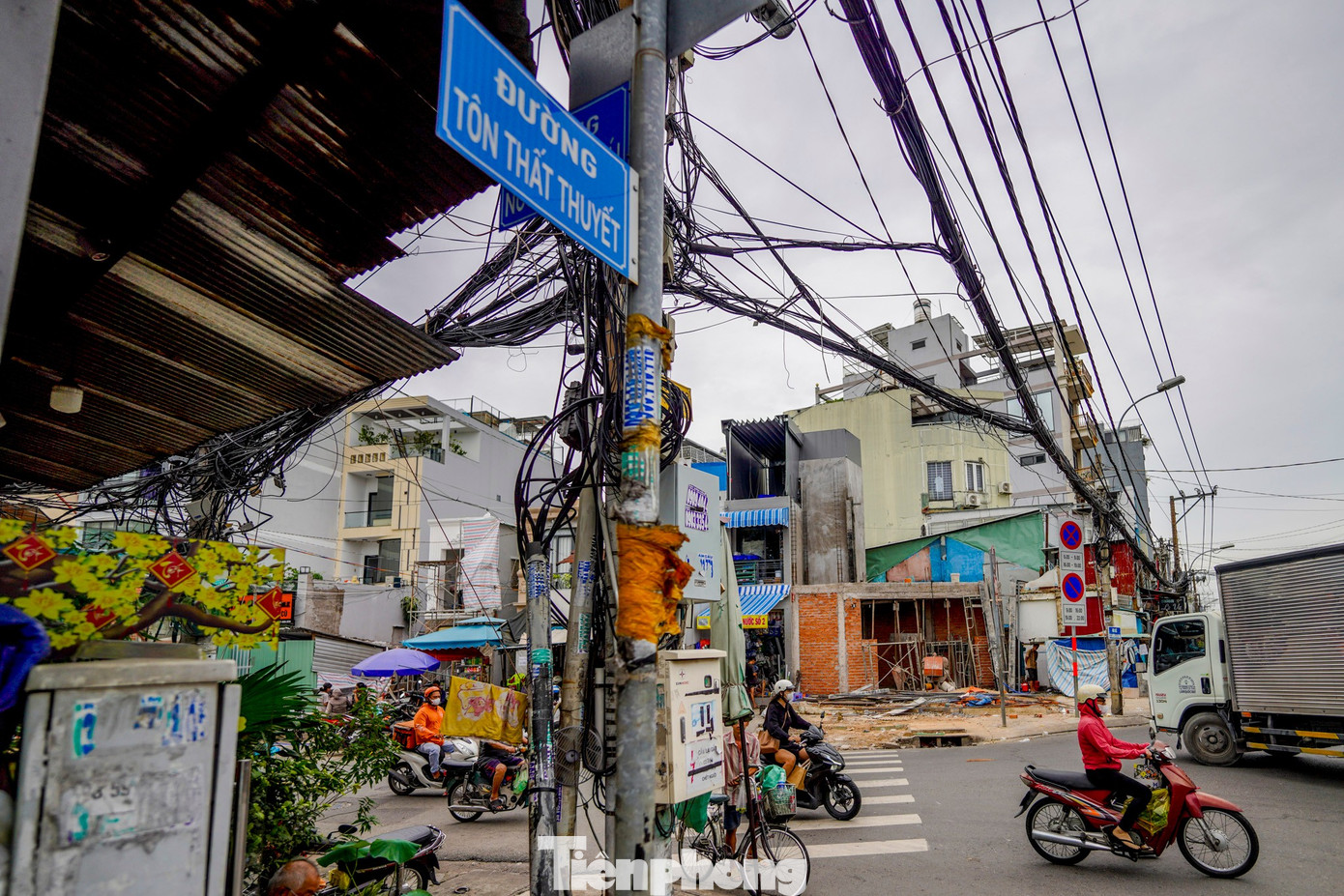Người dân tháo dỡ nhà cửa, giao mặt bằng thi công cầu Nguyễn Khoái- Ảnh 5.