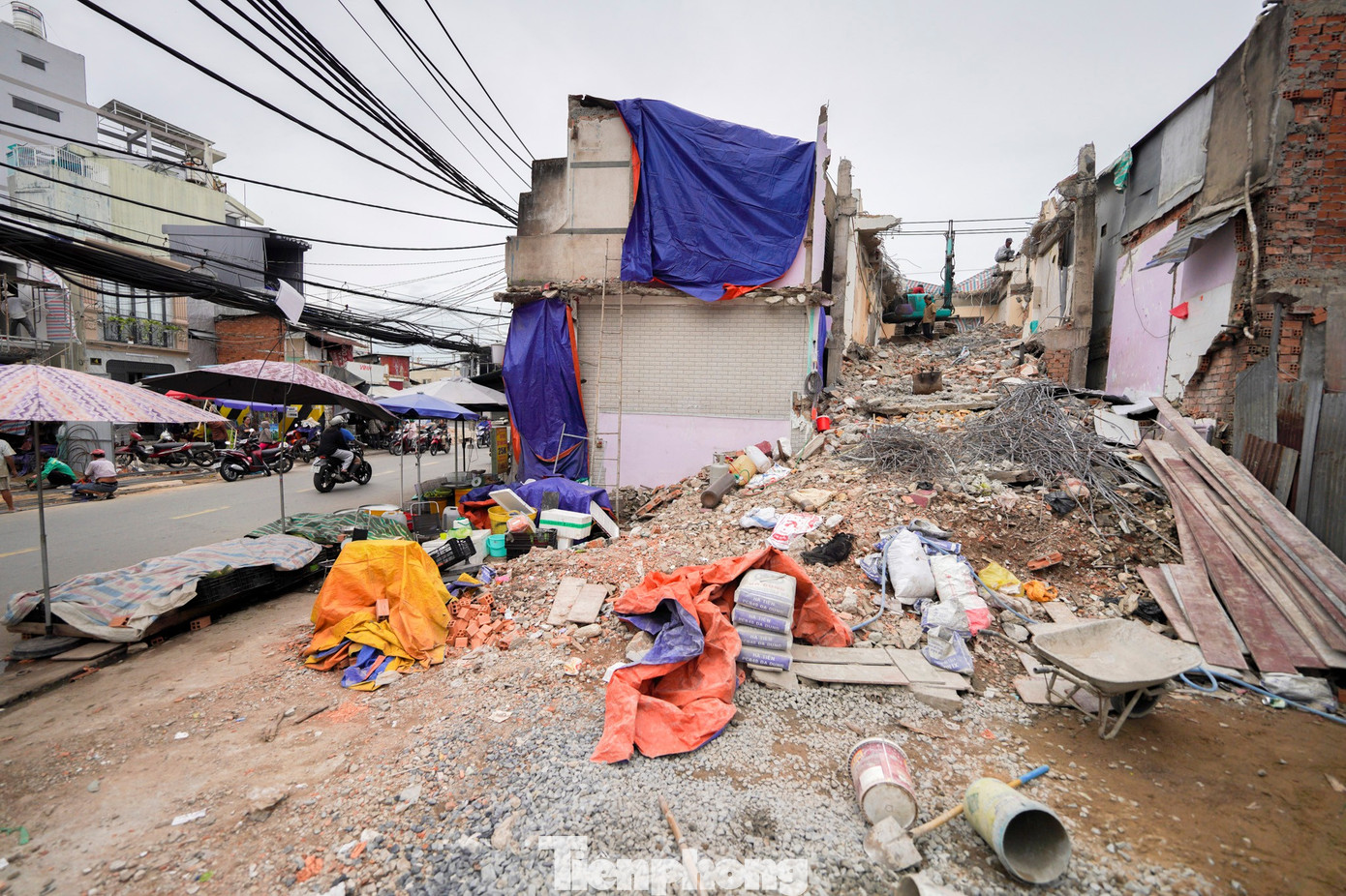 Người dân tháo dỡ nhà cửa, giao mặt bằng thi công cầu Nguyễn Khoái- Ảnh 6.
