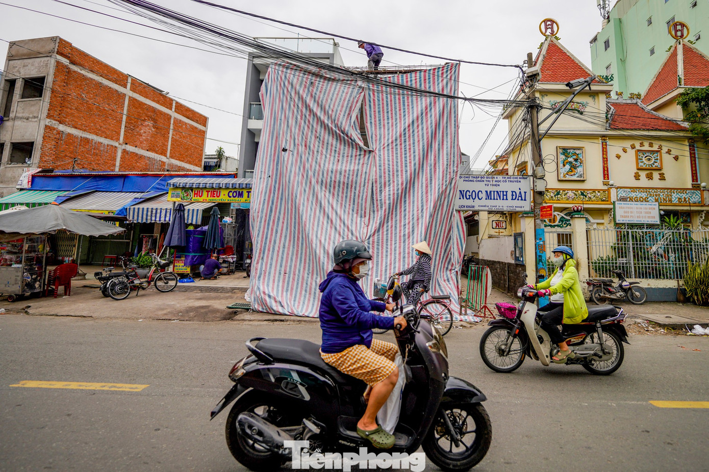 Người dân tháo dỡ nhà cửa, giao mặt bằng thi công cầu Nguyễn Khoái- Ảnh 13.