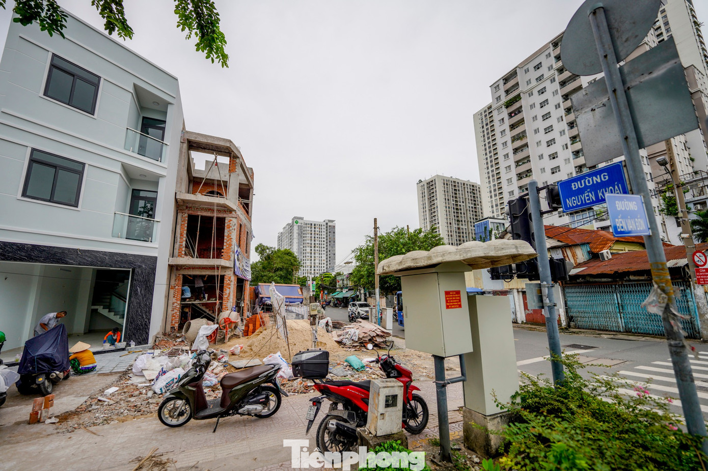 Người dân tháo dỡ nhà cửa, giao mặt bằng thi công cầu Nguyễn Khoái- Ảnh 4.