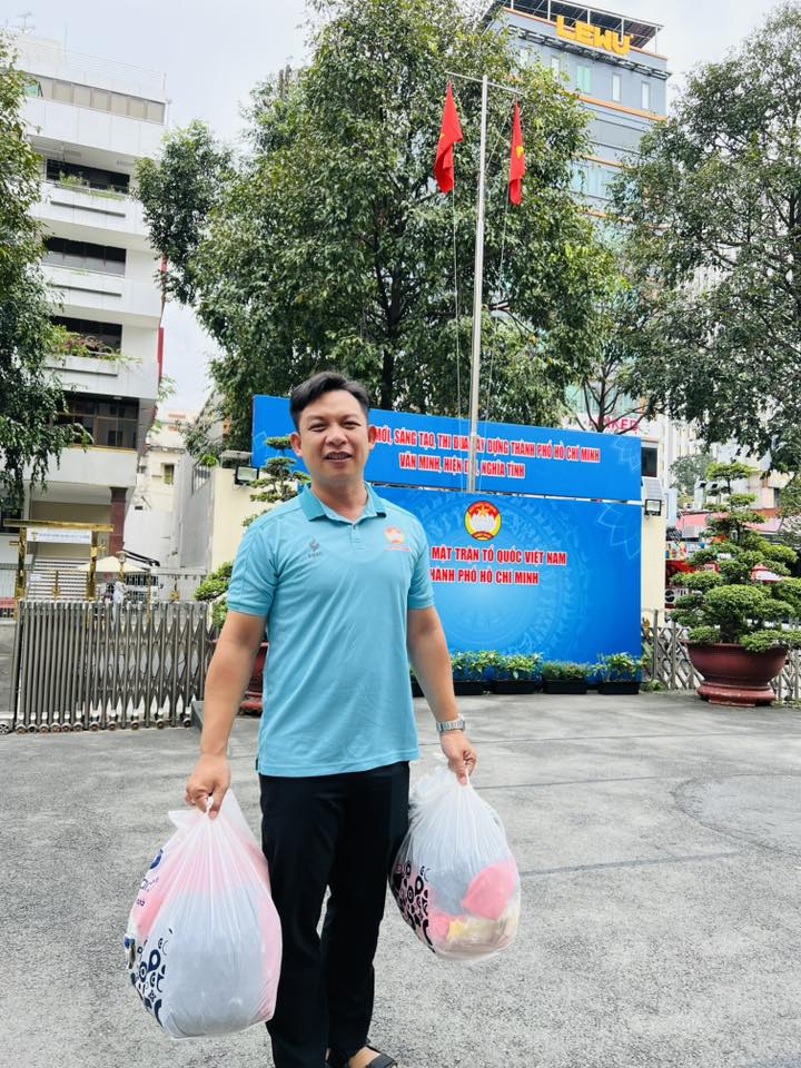 Danh sách 15 điểm nhận hàng cứu trợ cho đồng bào vùng lũ tại TP HCM: Người dân có thể mang quần áo, nhu yếu phẩm đến đâu?- Ảnh 1. Danh sách 15 điểm nhận hàng cứu trợ cho đồng bào vùng lũ tại TP HCM: Người dân có thể mang quần áo, nhu yếu phẩm đến đâu?- Ảnh 1.