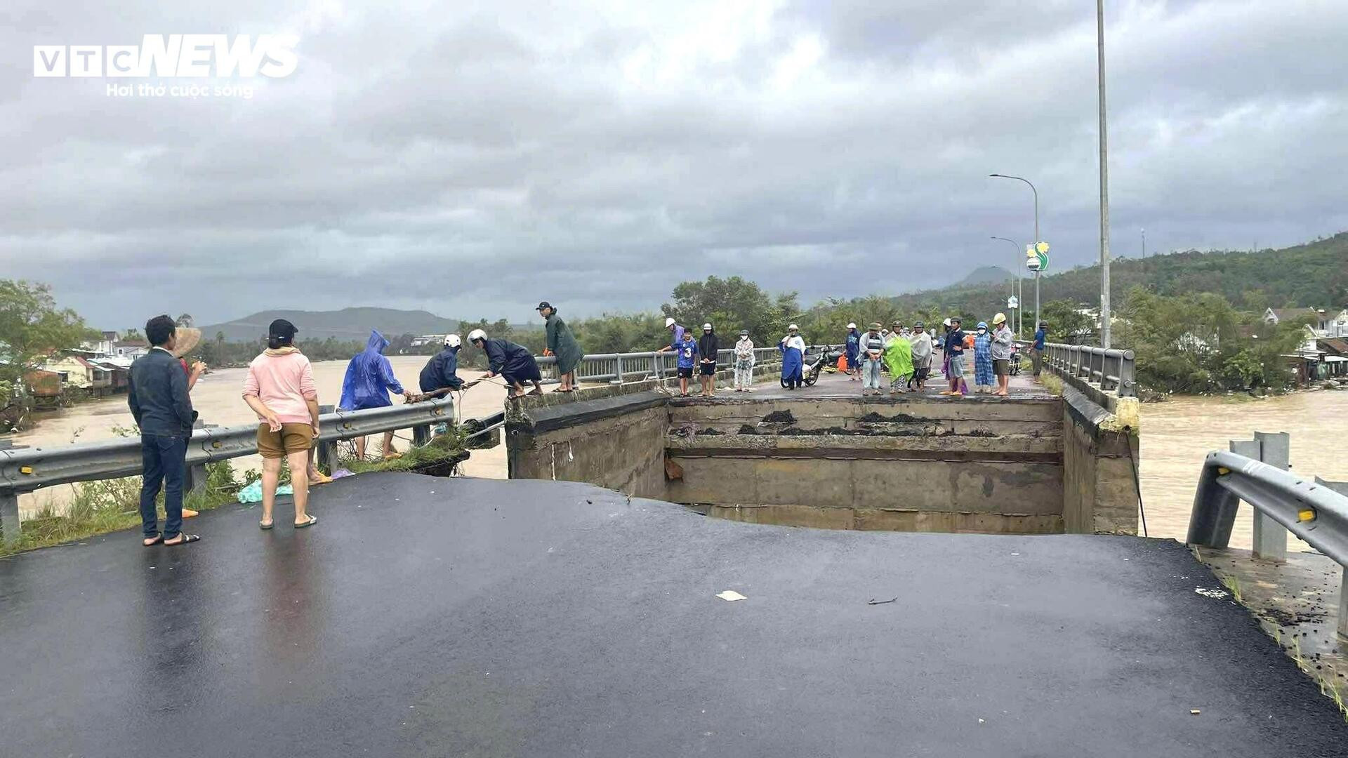 Toàn cảnh mưa lũ Nam Trung bộ: Hàng vạn nhà ngập sâu, dân dỡ ngói ngoi lên cầu cứu- Ảnh 13.