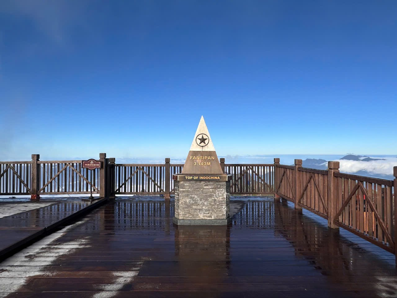 Hình ảnh gây chú ý ở đỉnh Fansipan lúc sáng sớm- Ảnh 4.