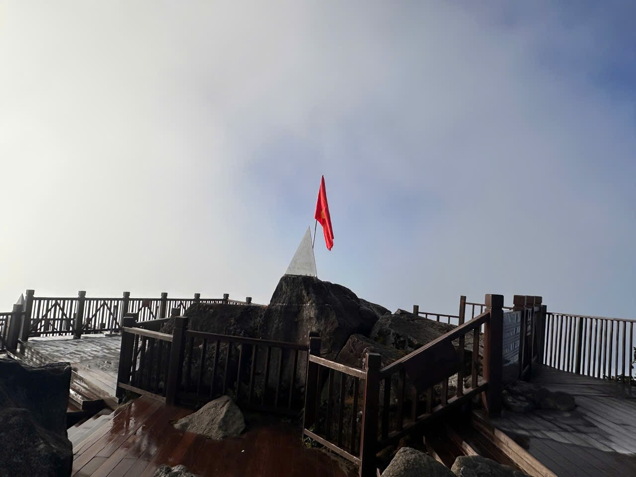 Hình ảnh gây chú ý ở đỉnh Fansipan lúc sáng sớm- Ảnh 5.